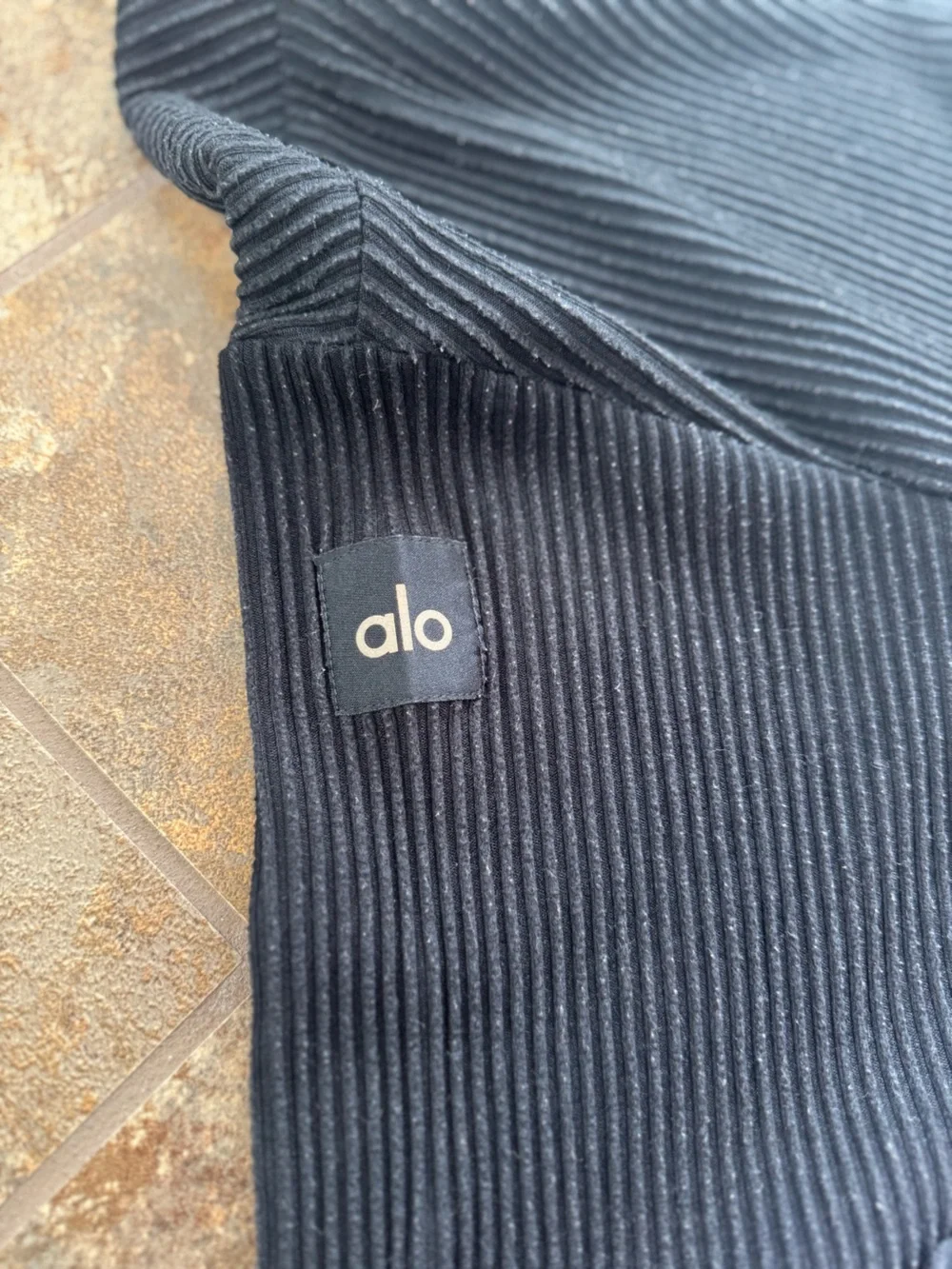 Alo Yoga Muse Ribbed V-Neck Cropped Pullover Sweater Charcoal Black Large